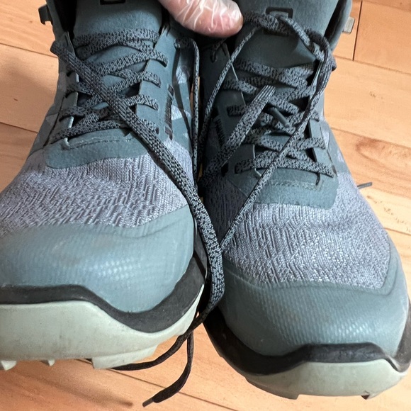 Like new- Women Solomon Outpulsr GTX Size 9 - Picture 7 of 9